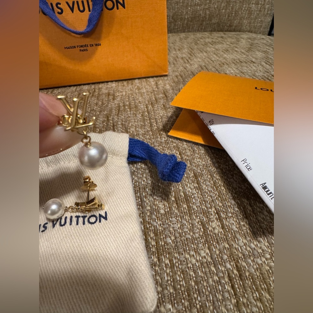 ⭐️SALE!!⭐️❤️ NEW LV LOUIS VUITTON ICONIC LOUISA PEARL EARRINGS COMPLETE SET ❤️ - Picture 3 of 9